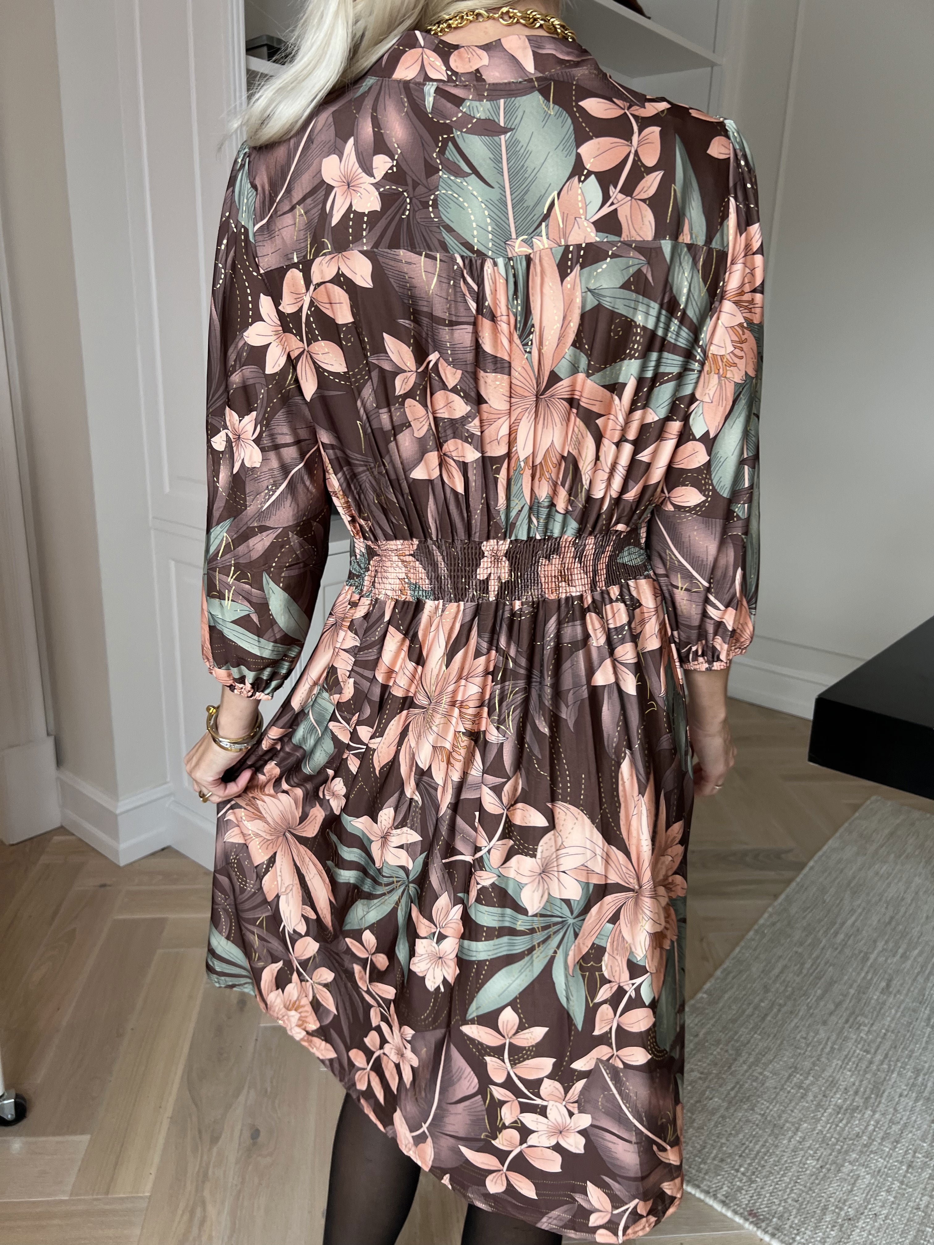 Vivien New Leaf - 3/4 ærmet kjole med mønster og slåede knapper